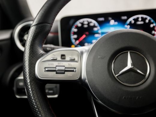Mercedes A-Klasse 180 AMG Sport Night Upgrade (SCHUIFDAK, GROOT NAVI, LEDER/ALCANTARA, STOELVERWARMING, WIDESCREEN,... ActivLease financial lease