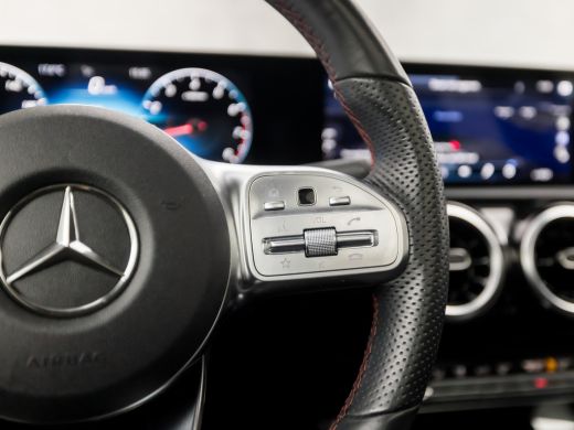 Mercedes A-Klasse 180 AMG Sport Night Upgrade (SCHUIFDAK, GROOT NAVI, LEDER/ALCANTARA, STOELVERWARMING, WIDESCREEN,... ActivLease financial lease