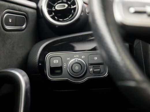 Mercedes A-Klasse 180 AMG Sport Night Upgrade (SCHUIFDAK, GROOT NAVI, LEDER/ALCANTARA, STOELVERWARMING, WIDESCREEN,... ActivLease financial lease