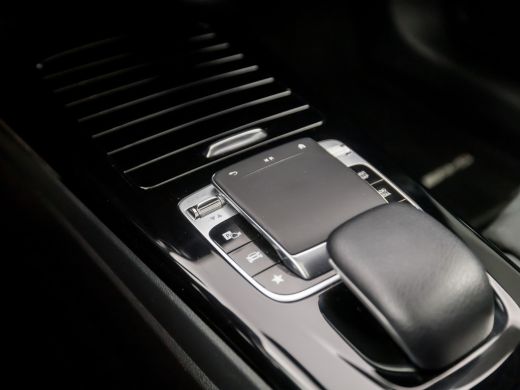 Mercedes A-Klasse 180 AMG Sport Night Upgrade (SCHUIFDAK, GROOT NAVI, LEDER/ALCANTARA, STOELVERWARMING, WIDESCREEN,... ActivLease financial lease