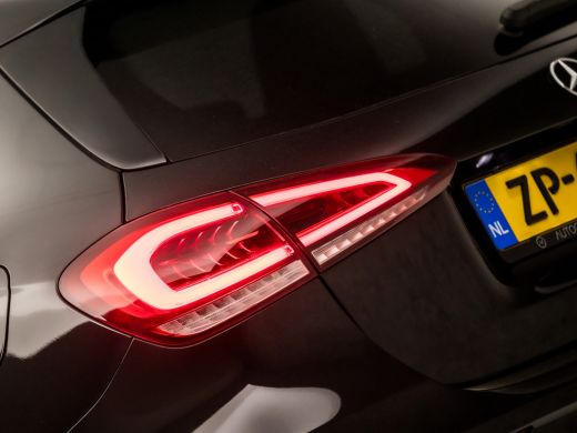Mercedes A-Klasse 180 AMG Sport Night Upgrade (SCHUIFDAK, GROOT NAVI, LEDER/ALCANTARA, STOELVERWARMING, WIDESCREEN,... ActivLease financial lease