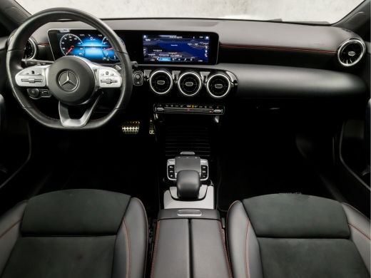 Mercedes A-Klasse 180 AMG Sport Night Upgrade (SCHUIFDAK, GROOT NAVI, LEDER/ALCANTARA, STOELVERWARMING, WIDESCREEN,... ActivLease financial lease
