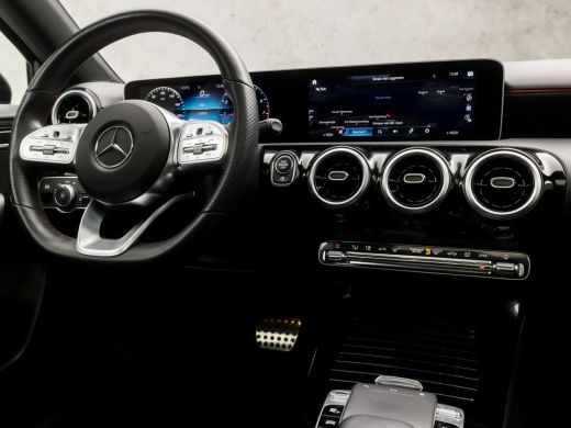 Mercedes A-Klasse 180 AMG Sport Night Upgrade (SCHUIFDAK, GROOT NAVI, LEDER/ALCANTARA, STOELVERWARMING, WIDESCREEN,... ActivLease financial lease