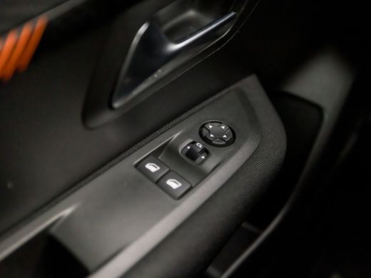 Peugeot 208 1.2 PureTech Sport (APPLE CARPLAY, GROOT NAVI, PARKEERSENSOREN, SPORTSTOELEN, LED KOPLAMPEN, LANE... ActivLease financial lease