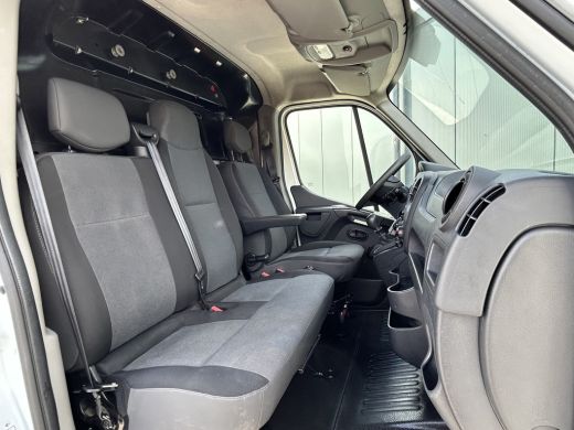 Renault Master T35 2.3 dCi 131 PK / L2H2 / 1e EIG. / AIRCO / CRUISE / NAVI / IMPERIAAL / TREKHAAK ActivLease financial lease