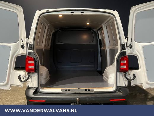 Volkswagen Transporter 2.0 TDI L2H1 Euro6 Airco | Navigatie | Cruisecontrol | Trekhaak | Leder stuurwiel Parkeersensoren ActivLease financial lease