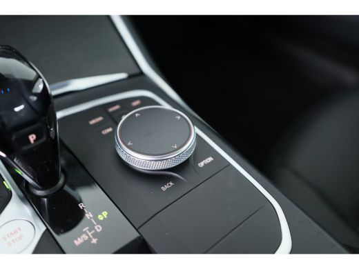 BMW 3-serie 330e eDrive Edition | Leder | Led | Stoelverwarming | 18 inch | Camera | Dodehoek Detector | 18 I... ActivLease financial lease