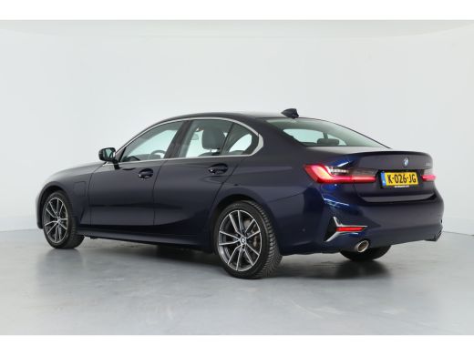 BMW 3-serie 330e eDrive Edition | Leder | Led | Stoelverwarming | 18 inch | Camera | Dodehoek Detector | 18 I... ActivLease financial lease