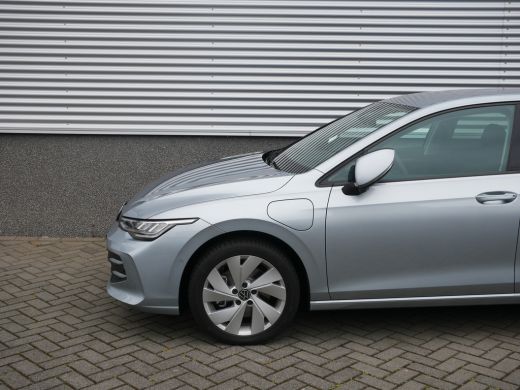 Volkswagen Golf 1.5 eHybrid Life Edition Adaptive Cruise Control - Parkeercamera - Ambiance Verlichting ActivLease financial lease