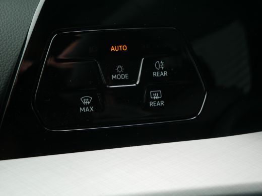 Volkswagen Golf 1.5 eHybrid Life Edition Adaptive Cruise Control - Parkeercamera - Ambiance Verlichting ActivLease financial lease