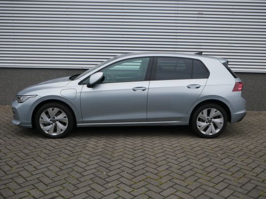 Volkswagen Golf 1.5 eHybrid Life Edition Adaptive Cruise Control - Parkeercamera - Ambiance Verlichting ActivLease financial lease