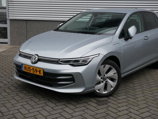 Volkswagen Golf 1.5 eHybrid Life Edition Adaptive Cruise Control - Parkeercamera - Ambiance Verlichting ActivLease financial lease