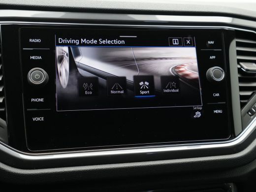 Volkswagen T-Roc 1.5 TSI 150pk DSG Sport Navigatie Camera Acc Executive Getint glas 205 ActivLease financial lease