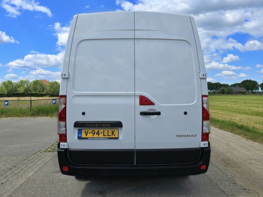 Renault Master T33 2.3 dCi 135 L2 H2 Comfort - 135 Pk - Euro 6 - Navi - Airco - Cruise Control ActivLease financial lease
