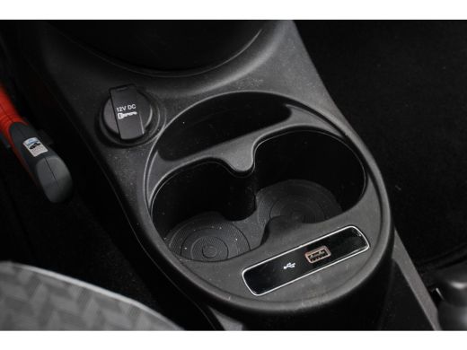 Fiat 500 1.2 Young | NL-AUTO! | DEALER OH! | NAVI (APPLE CARPLAY & ANDROID AUTO) | CRUISE | ALL-SEASON | A... ActivLease financial lease