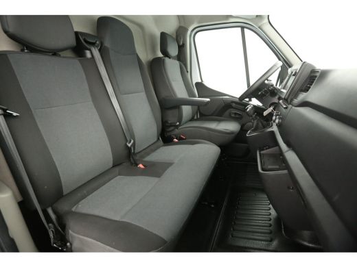 Renault Master T33 2.3 dCi L2H2 150PK Camera Cruise Carplay LED Airco Navigatie Trekhaak 3 Persoons PDC ActivLease financial lease