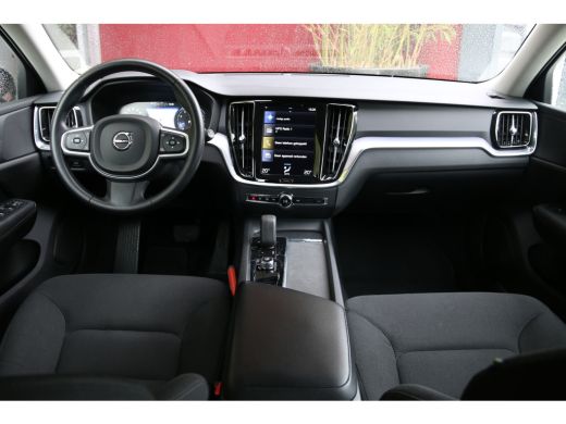 Volvo  V60 2.0 B3 Momentum Business | Camera | Adaptive Cruise | Pilot Assist ActivLease financial lease