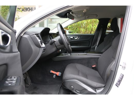 Volvo  V60 2.0 B3 Momentum Business | Camera | Adaptive Cruise | Pilot Assist ActivLease financial lease