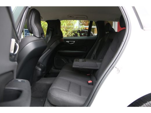 Volvo  V60 2.0 B3 Momentum Business | Camera | Adaptive Cruise | Pilot Assist ActivLease financial lease