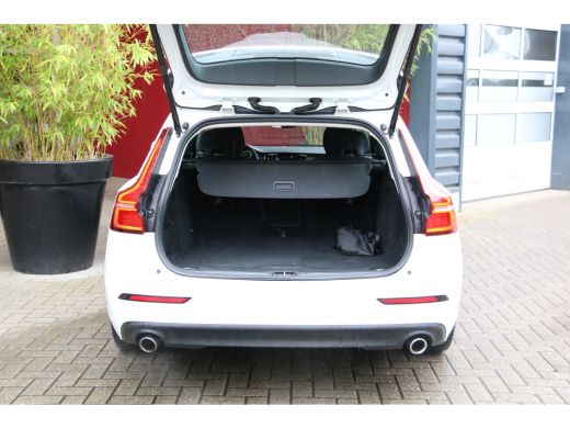 Volvo  V60 2.0 B3 Momentum Business | Camera | Adaptive Cruise | Pilot Assist ActivLease financial lease