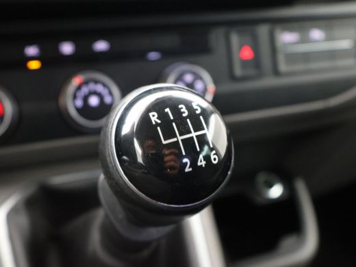 Volkswagen Transporter 2.0 TDI 150 PK L2H1 DUBBEL CABINE + 2500 KG TREKHAAK | APPLE CARPLAY ActivLease financial lease