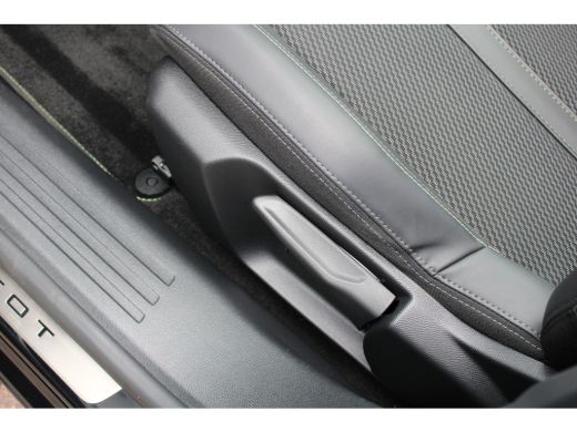 Peugeot 2008 1.2 PureTech 130 GT | Automaat | Navigatie | Camera | Panorama/schuifdak | 18 Inch | Adaptieve cr... ActivLease financial lease