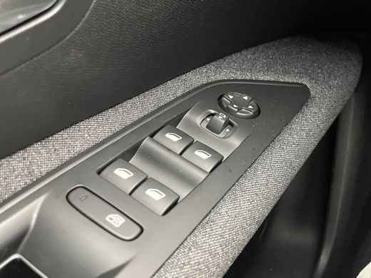 Peugeot 3008 1.2 PureTech Active Pack Parkeersensoren Achter | Camera | 17" Lichtmetaal | Cruise | Carplay | A... ActivLease financial lease