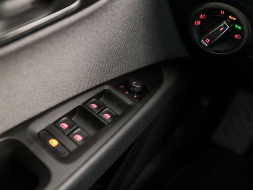 Seat León ST 1.5 TSI Sport 150Pk Automaat (NAVIGATIE, CLIMATE, CAMERA, KEYLESS, SPORTSTOELEN, TREKHAAK, PARKEE... ActivLease financial lease
