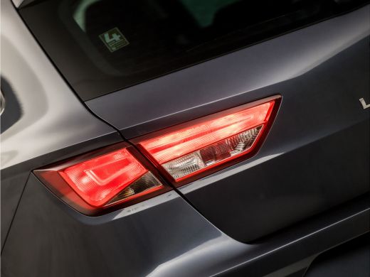 Seat León ST 1.5 TSI Sport 150Pk Automaat (NAVIGATIE, CLIMATE, CAMERA, KEYLESS, SPORTSTOELEN, TREKHAAK, PARKEE... ActivLease financial lease