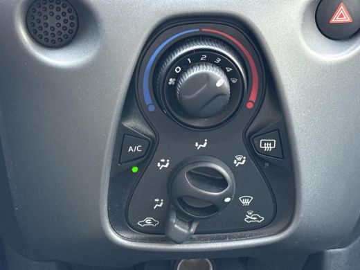Toyota Aygo 1.0 VVT-i x-play **PARKEERCAMERA/ BEGRENZER/ APPLE CARPLAY/ 36 MAANDEN GARANTIE** ActivLease financial lease