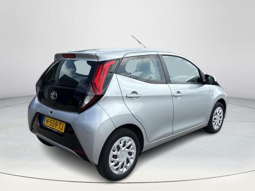 Toyota Aygo 1.0 VVT-i x-play **PARKEERCAMERA/ BEGRENZER/ APPLE CARPLAY/ 36 MAANDEN GARANTIE** ActivLease financial lease