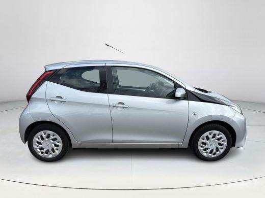 Toyota Aygo 1.0 VVT-i x-play **PARKEERCAMERA/ BEGRENZER/ APPLE CARPLAY/ 36 MAANDEN GARANTIE** ActivLease financial lease