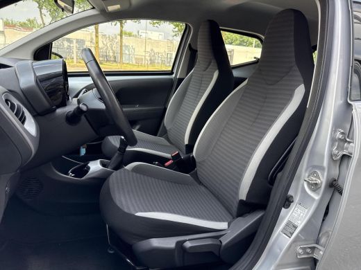 Toyota Aygo 1.0 VVT-i x-play **PARKEERCAMERA/ BEGRENZER/ APPLE CARPLAY/ 36 MAANDEN GARANTIE** ActivLease financial lease