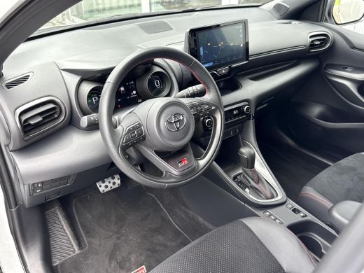 Toyota Yaris 1.5 Hybrid GR Sport **NAVIGATIE/ KEYLESS/ STOELVERWARMING/ 36 MAANDEN GARANTIE** ActivLease financial lease
