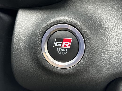 Toyota Yaris 1.5 Hybrid GR Sport **NAVIGATIE/ KEYLESS/ STOELVERWARMING/ 36 MAANDEN GARANTIE** ActivLease financial lease