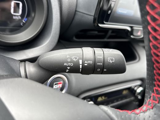 Toyota Yaris 1.5 Hybrid GR Sport **NAVIGATIE/ KEYLESS/ STOELVERWARMING/ 36 MAANDEN GARANTIE** ActivLease financial lease