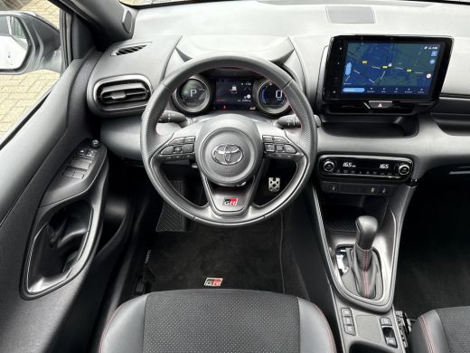 Toyota Yaris 1.5 Hybrid GR Sport **NAVIGATIE/ KEYLESS/ STOELVERWARMING/ 36 MAANDEN GARANTIE** ActivLease financial lease