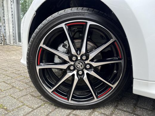 Toyota Yaris 1.5 Hybrid GR Sport **NAVIGATIE/ KEYLESS/ STOELVERWARMING/ 36 MAANDEN GARANTIE** ActivLease financial lease
