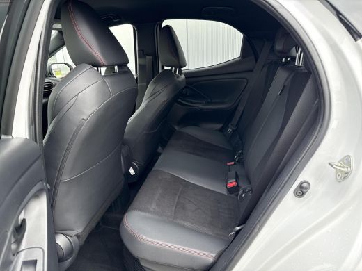 Toyota Yaris 1.5 Hybrid GR Sport **NAVIGATIE/ KEYLESS/ STOELVERWARMING/ 36 MAANDEN GARANTIE** ActivLease financial lease