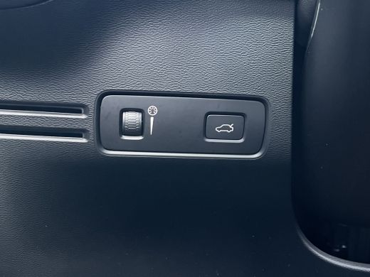 Volvo  XC40 2.0 B4 R-Design | Achteruitrijcamera | Audio installatie premium | Extra getint glas ActivLease financial lease