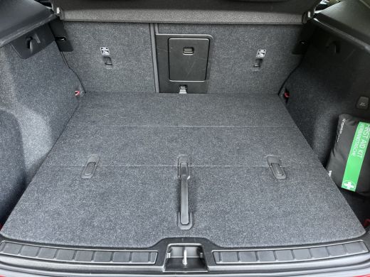 Volvo  XC40 2.0 B4 R-Design | Achteruitrijcamera | Audio installatie premium | Extra getint glas ActivLease financial lease