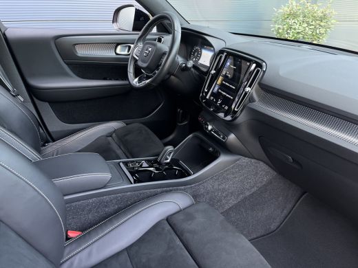 Volvo  XC40 2.0 B4 R-Design | Achteruitrijcamera | Audio installatie premium | Extra getint glas ActivLease financial lease