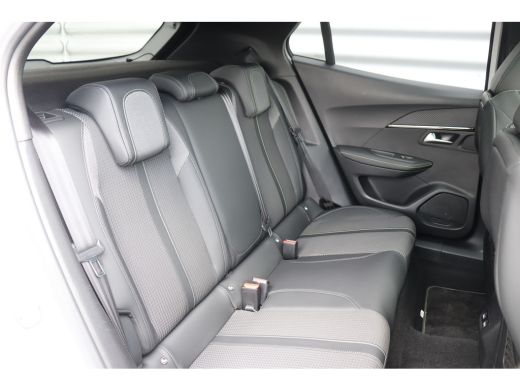 Peugeot 2008 1.2 PURETECH 130PK GT PACK / NAVI / LEDER / CLIMA / PDC / 17" LMV / CAMERA / PANO. DAK / PARELMOE... ActivLease financial lease
