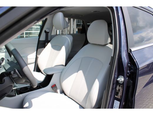 Hyundai Kona Premium Sky 65.4 kWh | DEMO | Schuifkantel dak | Elektrisch bedienbare voorstoelen | 360 graden c... ActivLease financial lease