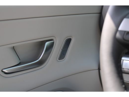 Hyundai Kona Premium Sky 65.4 kWh | DEMO | Schuifkantel dak | Elektrisch bedienbare voorstoelen | 360 graden c... ActivLease financial lease