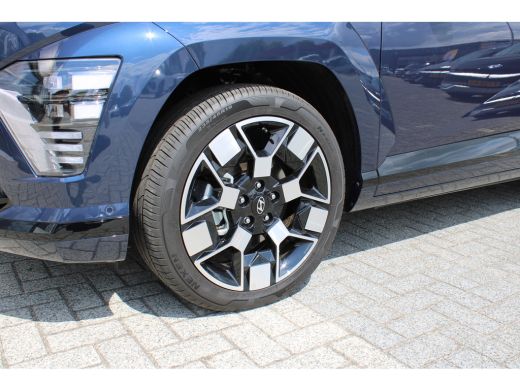 Hyundai Kona Premium Sky 65.4 kWh | DEMO | Schuifkantel dak | Elektrisch bedienbare voorstoelen | 360 graden c... ActivLease financial lease