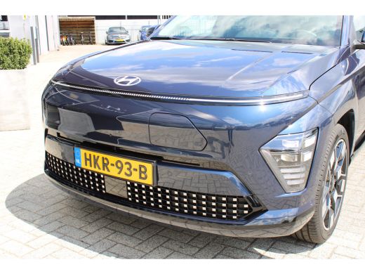 Hyundai Kona Premium Sky 65.4 kWh | DEMO | Schuifkantel dak | Elektrisch bedienbare voorstoelen | 360 graden c... ActivLease financial lease