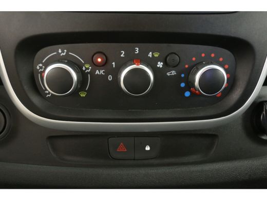 Renault Trafic 2.0 dCi L2H1 Airco Cruise Navigatie PDC 3 Persoons LED Elektrpakket Trekhaak ActivLease financial lease