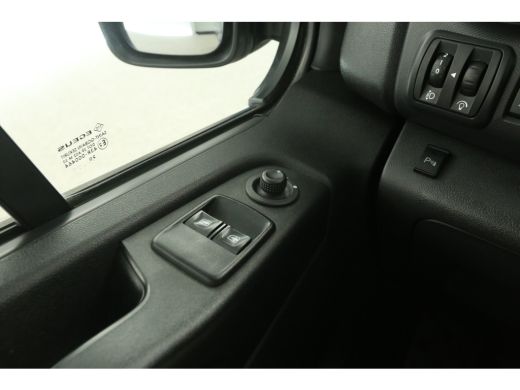 Renault Trafic 2.0 dCi L2H1 Airco Cruise Navigatie PDC 3 Persoons LED Elektrpakket Trekhaak ActivLease financial lease