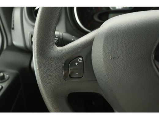 Renault Trafic 2.0 dCi L2H1 Airco Cruise Navigatie PDC 3 Persoons LED Elektrpakket Trekhaak ActivLease financial lease